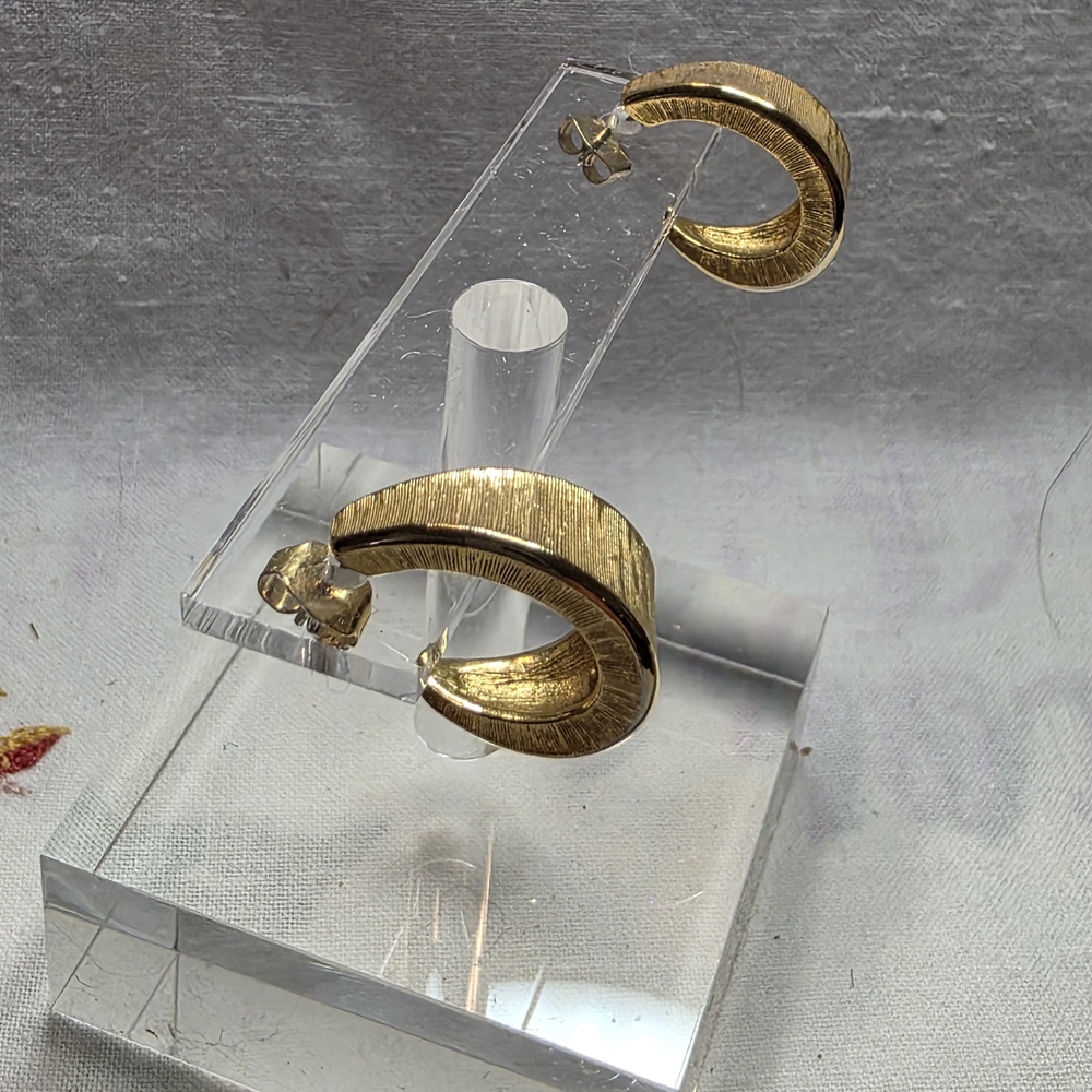 Beautiful Vintage Monet Gold-tone Textured Hoop Earrings.